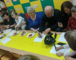 dzieci oraz babcie i dziadkowie podczas obchodów Dnia babci i dziadka