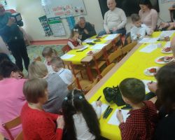 dzieci oraz babcie i dziadkowie podczas obchodów Dnia babci i dziadka