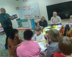 dzieci oraz babcie i dziadkowie podczas obchodów Dnia babci i dziadka