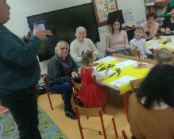 dzieci oraz babcie i dziadkowie podczas obchodów Dnia babci i dziadka