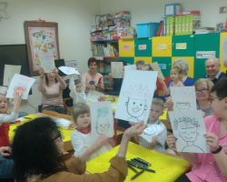 dzieci oraz babcie i dziadkowie podczas obchodów Dnia babci i dziadka