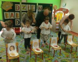 dzieci oraz babcie i dziadkowie podczas obchodów Dnia babci i dziadka