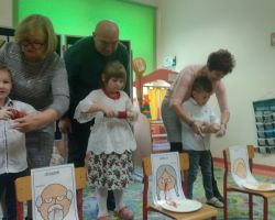 dzieci oraz babcie i dziadkowie podczas obchodów Dnia babci i dziadka