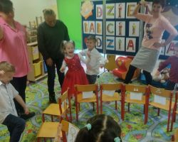 dzieci oraz babcie i dziadkowie podczas obchodów Dnia babci i dziadka