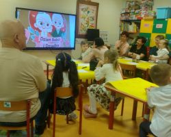 dzieci oraz babcie i dziadkowie podczas obchodów Dnia babci i dziadka