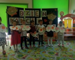 dzieci oraz babcie i dziadkowie podczas obchodów Dnia babci i dziadka