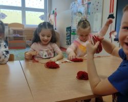 dzieci podczas przygotowań do Dnia babci i dziadka