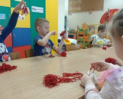 dzieci podczas przygotowań do Dnia babci i dziadka