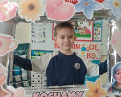 dzieci podczas przygotowań do Dnia babci i dziadka