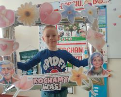 dzieci podczas przygotowań do Dnia babci i dziadka