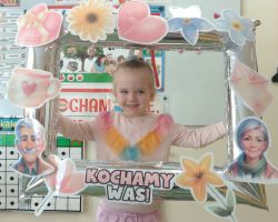 dzieci podczas przygotowań do Dnia babci i dziadka