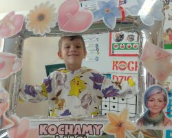 dzieci podczas przygotowań do Dnia babci i dziadka