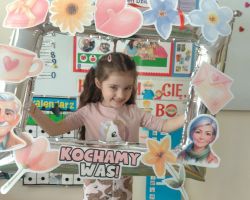 dzieci podczas przygotowań do Dnia babci i dziadka