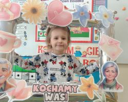 dzieci podczas przygotowań do Dnia babci i dziadka