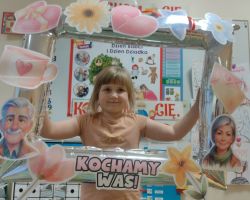 dzieci podczas przygotowań do Dnia babci i dziadka