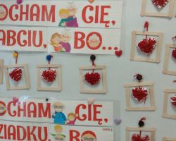 dzieci podczas przygotowań do Dnia babci i dziadka