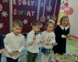 dzieci podczas występu na uroczystości wigilijnej