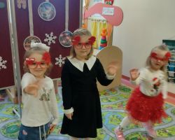 dzieci podczas występu na uroczystości wigilijnej