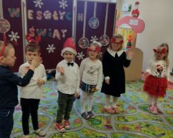 dzieci podczas występu na uroczystości wigilijnej