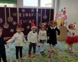 dzieci podczas występu na uroczystości wigilijnej