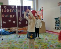 dzieci podczas występu na uroczystości wigilijnej