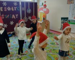 dzieci podczas występu na uroczystości wigilijnej