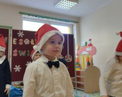 dzieci podczas występu na uroczystości wigilijnej