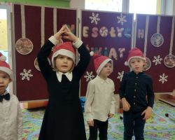 dzieci podczas występu na uroczystości wigilijnej