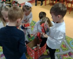 dzieci podczas występu na uroczystości wigilijnej