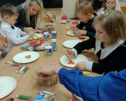 dzieci podczas występu na uroczystości wigilijnej