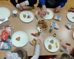 dzieci podczas występu na uroczystości wigilijnej