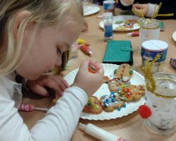 dzieci podczas występu na uroczystości wigilijnej