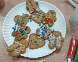 dzieci podczas występu na uroczystości wigilijnej