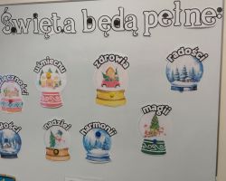 dzieci podczas występu na uroczystości wigilijnej