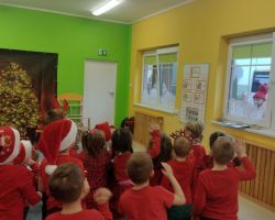 dzieci podczas spotkania ze świętym Mikołajem i Elfem