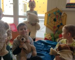 zdjęcia dzieci podczas obchodów dnia pluszowego misia