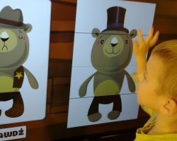 zdjęcia dzieci podczas obchodów dnia pluszowego misia