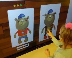 zdjęcia dzieci podczas obchodów dnia pluszowego misia