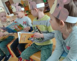 zdjęcia dzieci podczas obchodów dnia pluszowego misia