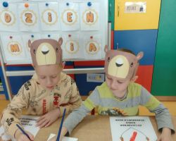 zdjęcia dzieci podczas obchodów dnia pluszowego misia