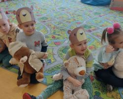 zdjęcia dzieci podczas obchodów dnia pluszowego misia