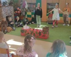 zdjęcia dzieci podczas obchodów dnia postaci z bajek