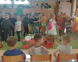 zdjęcia dzieci podczas obchodów dnia postaci z bajek