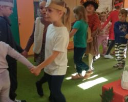 zdjęcia dzieci podczas obchodów dnia postaci z bajek