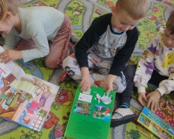 zdjęcia dzieci podczas obchodów dnia postaci z bajek