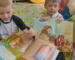 zdjęcia dzieci podczas obchodów dnia postaci z bajek