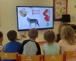 zdjęcia dzieci podczas obchodów dnia postaci z bajek