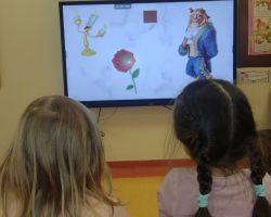 zdjęcia dzieci podczas obchodów dnia postaci z bajek