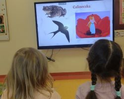 zdjęcia dzieci podczas obchodów dnia postaci z bajek