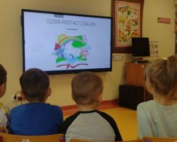 zdjęcia dzieci podczas obchodów dnia postaci z bajek